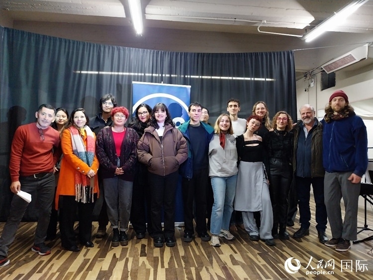 活動(dòng)現(xiàn)場(chǎng)藝術(shù)家合影。人民網(wǎng)記者 許放攝