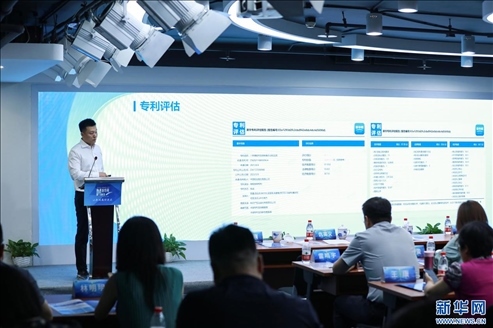 現(xiàn)場“學(xué)術(shù)中國-知識產(chǎn)權(quán)服務(wù)平臺(tái)”首席架構(gòu)師歐崢介紹平臺(tái)服務(wù)功能