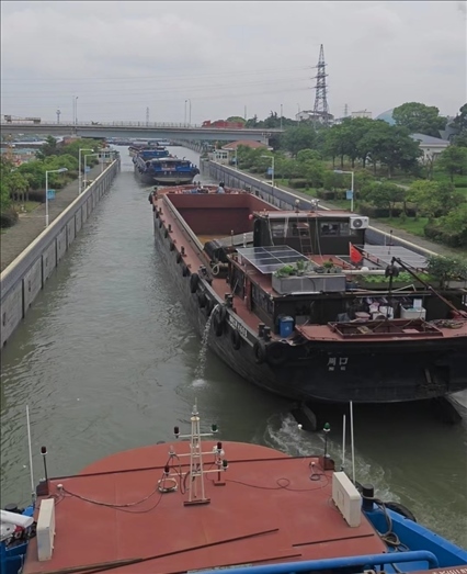 諫壁船閘內(nèi)船只正在過閘。人民網(wǎng)記者 黃鈺攝