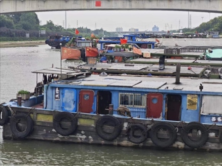 停泊在水上服務(wù)區(qū)的船只。人民網(wǎng)記者 黃鈺攝