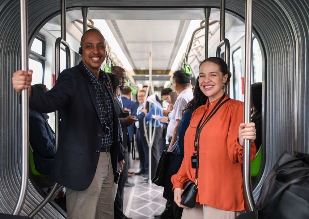 2024年4月22日，拉美和加勒比國家駐華使節(jié)、機構(gòu)代表和記者應外交部邀請，在襄陽騰龍汽車有限公司參訪。新華社記者 杜子璇 攝