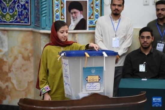 6月28日，伊朗選民在德黑蘭的一處投票站參加總統(tǒng)選舉投票。新華社記者 沙達提 攝
