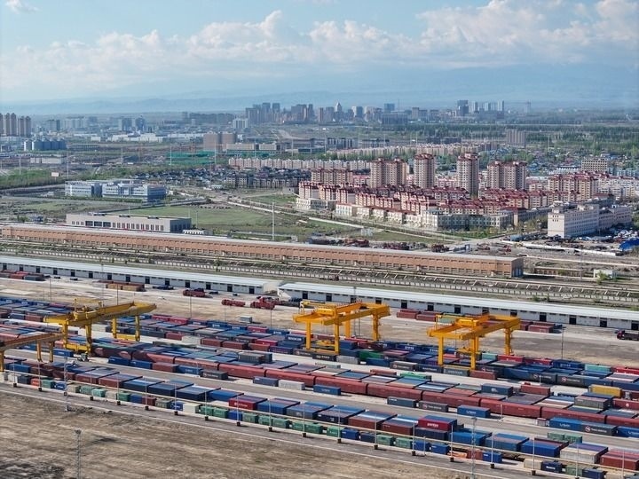 這是2024年4月18日拍攝的霍爾果斯鐵路口岸換裝場(chǎng)（無(wú)人機(jī)照片）。新華社記者 趙戈 攝