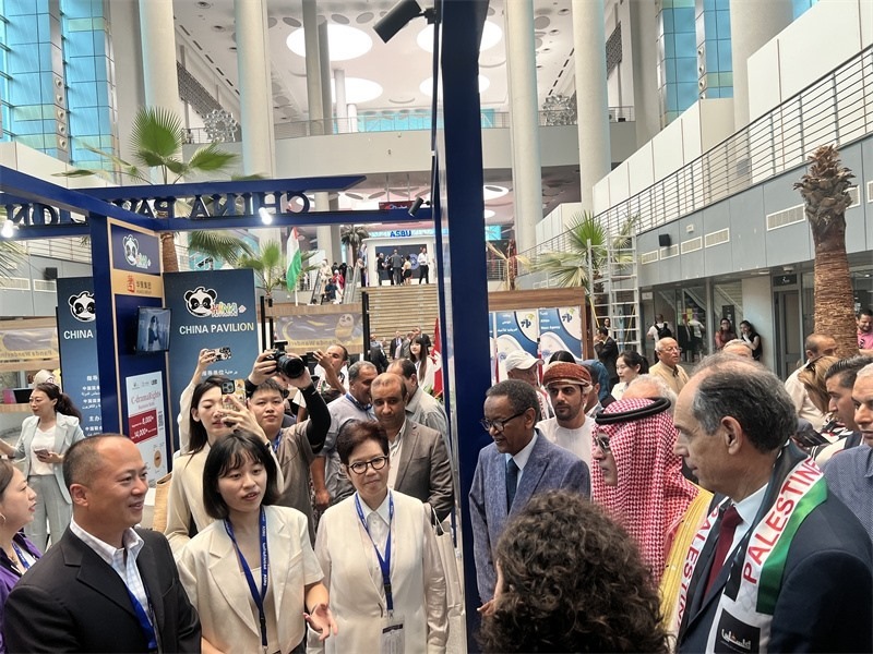 沙特廣播電視局首席執(zhí)行官、阿廣聯(lián)主席穆罕默德（右二）、阿廣聯(lián)秘書長蘇萊曼（右三）等阿拉伯國家嘉賓參觀展臺(tái)。主辦方供圖