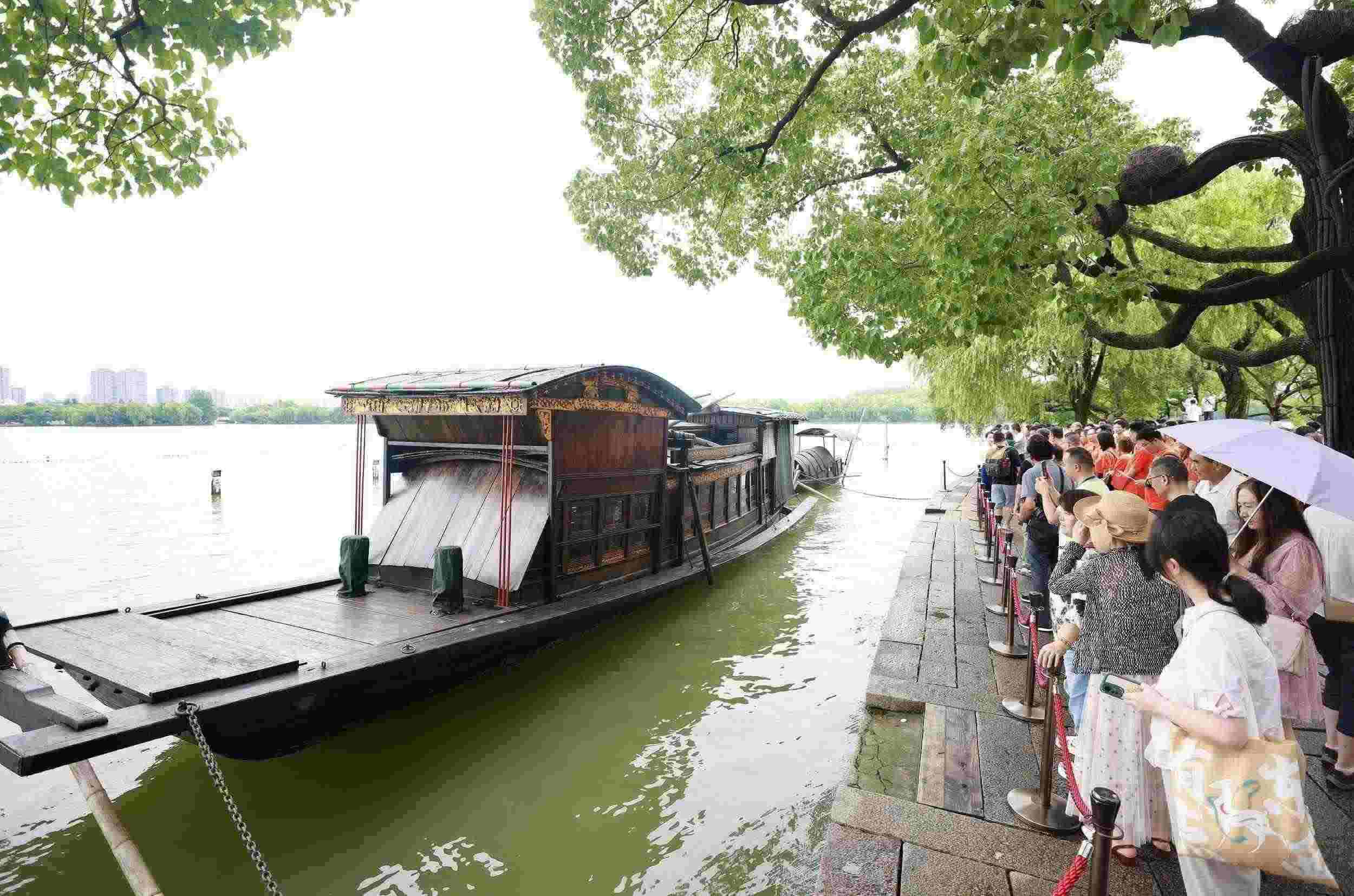 浙江嘉興，游客在南湖景區(qū)湖心島瞻仰紅船，感悟“紅船精神”。（圖片來源：視覺中國）