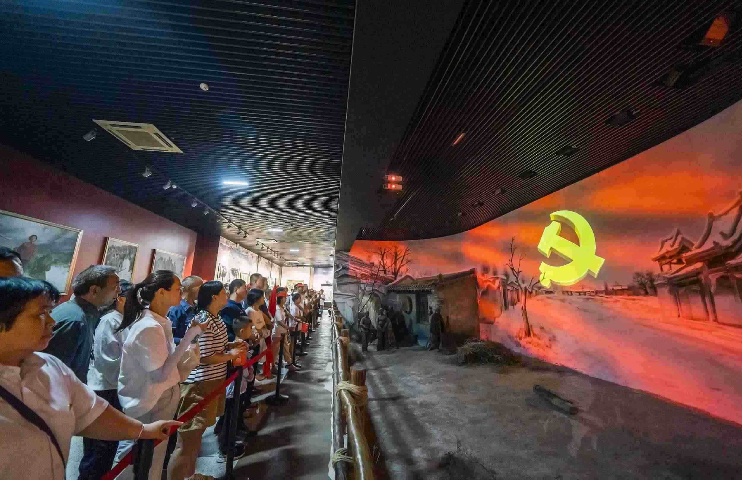 山西呂梁，游客正在文水縣劉胡蘭紀(jì)念館參觀。（圖片來源：視覺中國）