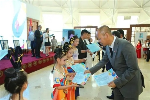 △當?shù)貢r間6月27日，2024“未來世界”國際青少年藝術展演在塔吉克斯坦國家博物館開幕。