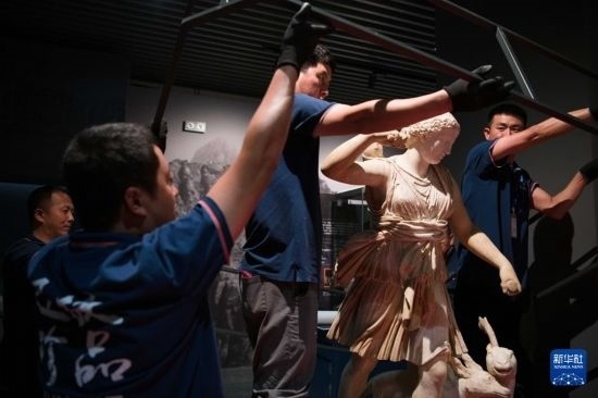 7月2日，工作人員將開箱后的古希臘文物放置在展臺上。新華社記者 張端 攝