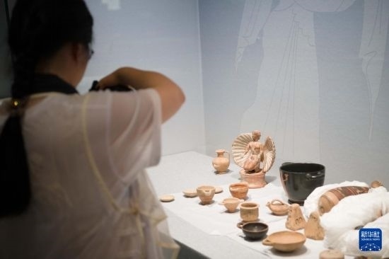 7月2日，開箱后的古希臘文物被工作人員移入展柜。新華社記者 張端 攝