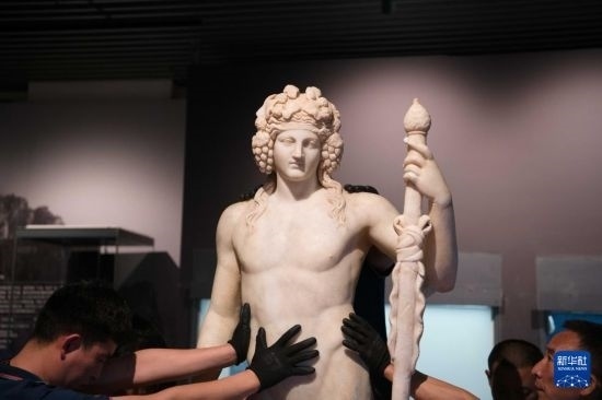 7月2日，工作人員將開箱后的古希臘文物放置在展臺上。新華社記者 張端 攝