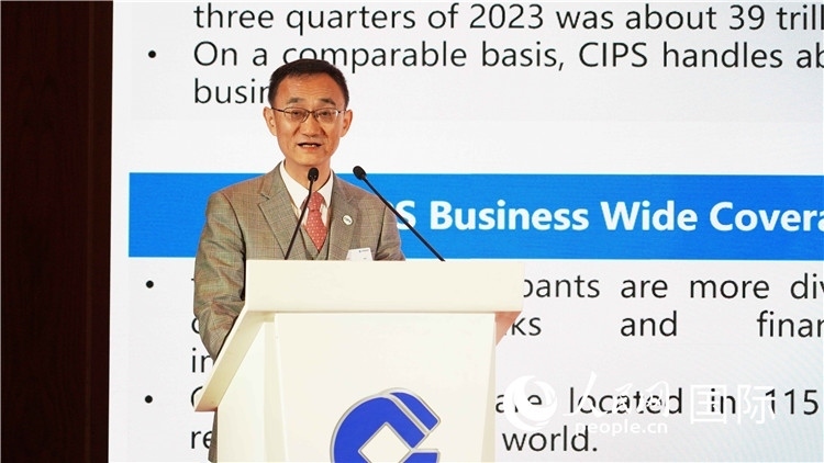 跨境銀行間支付清算有限責任公司總裁許再越發(fā)言。 人民網 張茜 攝