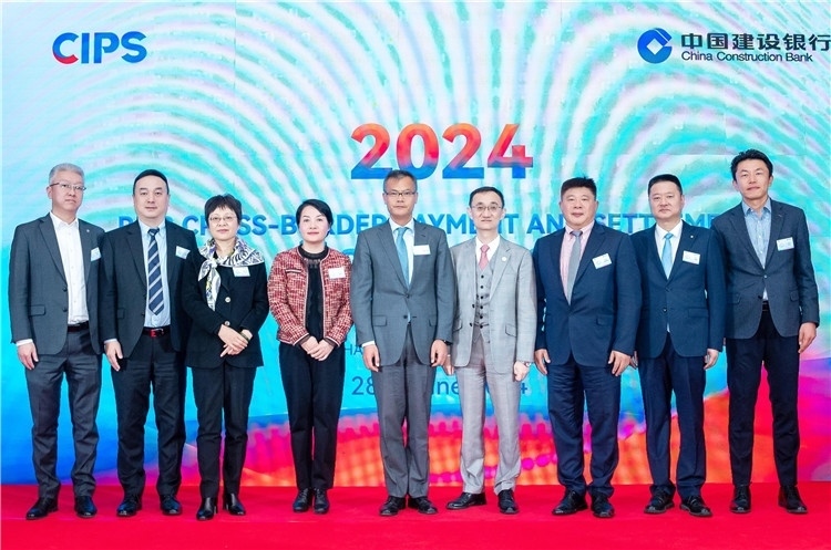 鄭冰開公使與CIPS公司、建行總行以及在南中資銀行合影、留念。（中國建設銀行約翰內斯堡分行供圖）