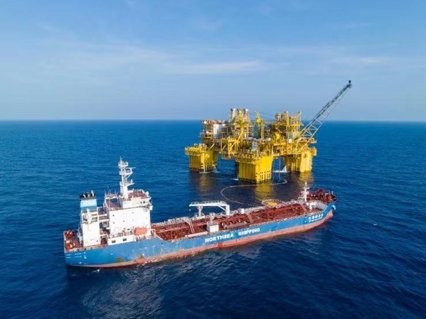 “深海一號(hào)”正在開(kāi)展凝析油外輸作業(yè)。徐海舟攝