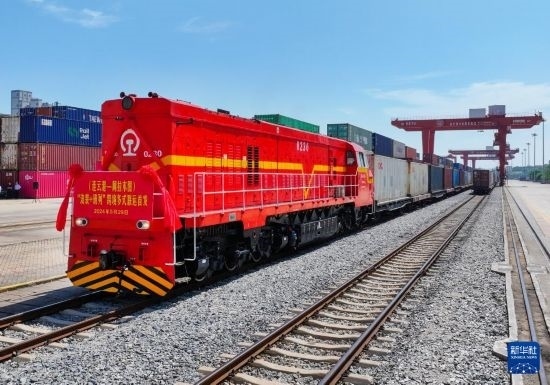 5月29日，在中哈連云港物流合作基地，首列連云港-阿拉木圖“滾裝+班列”跨境多式聯(lián)運(yùn)專列整裝待發(fā)（無(wú)人機(jī)照片）。新華社發(fā)（王健民 攝）