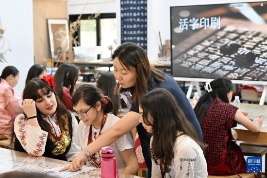 7月3日，外國(guó)學(xué)生在了解中國(guó)文化。新華社記者 李然 攝