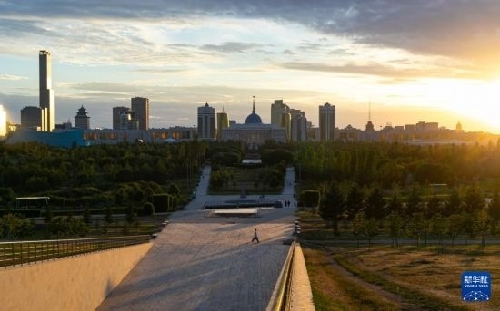 這是7月2日拍攝的哈薩克斯坦首都阿斯塔納的天際線。新華社記者 白雪騏 攝