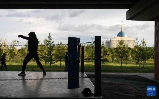 7月2日，在哈薩克斯坦首都阿斯塔納，一名男子在橋下運(yùn)動場練習(xí)拳擊。新華社記者 白雪騏 攝