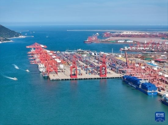 6月26日，貨輪?？吭谶B云港港集裝箱碼頭（無(wú)人機(jī)照片）。新華社記者 季春鵬 攝
