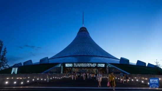 這是7月1日在哈薩克斯坦首都阿斯塔納拍攝的“可汗之帳”購物中心。新華社記者 王建華 攝