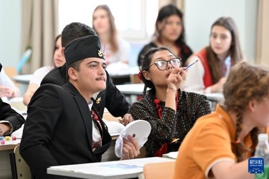 7月3日，外國(guó)學(xué)生在學(xué)習(xí)中國(guó)文化。新華社記者 李然 攝