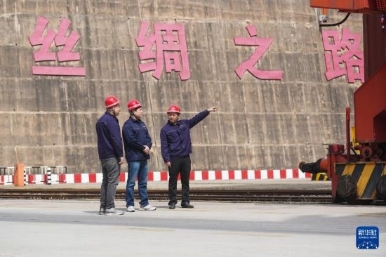 中哈兩國(guó)工作人員在中哈連云港物流合作基地交流（2023年5月10日攝）。新華社記者 季春鵬 攝