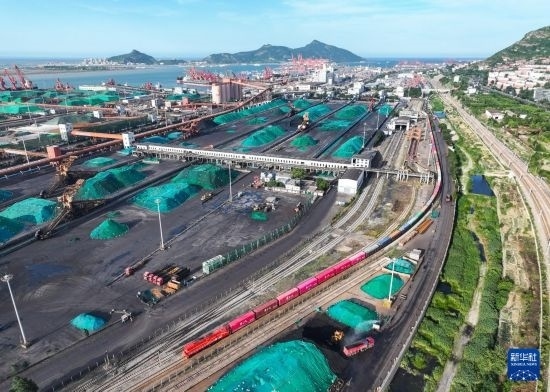 6月26日，“韓國(guó)-連云港-中亞”國(guó)際多式聯(lián)運(yùn)班列從中哈連云港物流合作基地出發(fā)，駛往哈薩克斯坦、烏茲別克斯坦（無(wú)人機(jī)照片）。班列運(yùn)載的55個(gè)大柜此前于6月13日從韓國(guó)境內(nèi)發(fā)出，經(jīng)釜山港海運(yùn)抵達(dá)連云港后轉(zhuǎn)由鐵路運(yùn)輸。新華社記者 季春鵬 攝