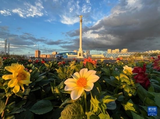 這是7月2日拍攝的哈薩克斯坦首都阿斯塔納獨(dú)立廣場。新華社記者 岳月偉 攝