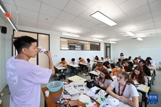 7月3日，外國(guó)學(xué)生在學(xué)習(xí)繪制京劇臉譜。新華社記者 李然 攝