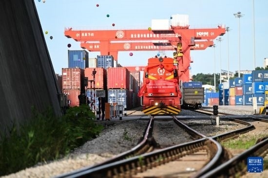 6月26日，“韓國(guó)-連云港-中亞”國(guó)際多式聯(lián)運(yùn)班列從中哈連云港物流合作基地出發(fā)，駛往哈薩克斯坦、烏茲別克斯坦。班列運(yùn)載的55個(gè)大柜此前于6月13日從韓國(guó)境內(nèi)發(fā)出，經(jīng)釜山港海運(yùn)抵達(dá)連云港后轉(zhuǎn)由鐵路運(yùn)輸。新華社記者 季春鵬 攝