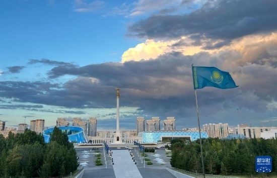 這是7月2日拍攝的哈薩克斯坦首都阿斯塔納獨(dú)立廣場。新華社記者 岳月偉 攝
