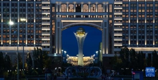這是7月1日在哈薩克斯坦首都阿斯塔納透過一座建筑拍攝的巴伊杰列克觀景塔。新華社記者 王建華 攝