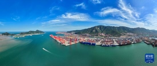 6月26日，貨輪?？吭谶B云港港集裝箱碼頭（無(wú)人機(jī)照片）。新華社記者 季春鵬 攝