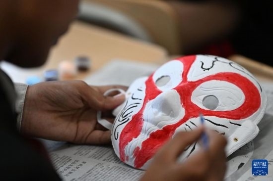 7月3日，外國(guó)學(xué)生在繪制京劇臉譜。新華社記者 李然 攝