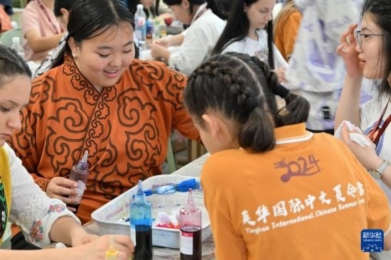 7月3日，外國(guó)學(xué)生在了解中國(guó)的染布技術(shù)。新華社記者 李然 攝