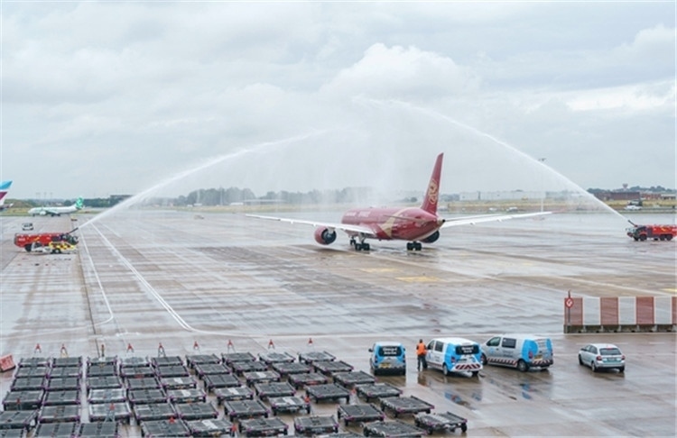 圖為布魯塞爾-上海返程航班出發(fā)前，布魯塞爾機場方面為返程航班舉行水門儀式。吉祥航空供圖