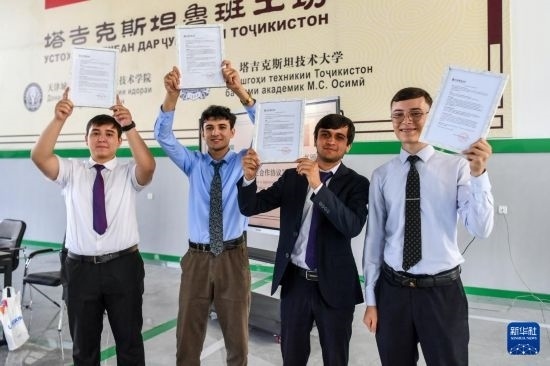 7月3日，在塔吉克斯坦首都杜尚別，魯班工坊赴華留學(xué)生展示錄取通知書(shū)。新華社記者 曹陽(yáng) 攝