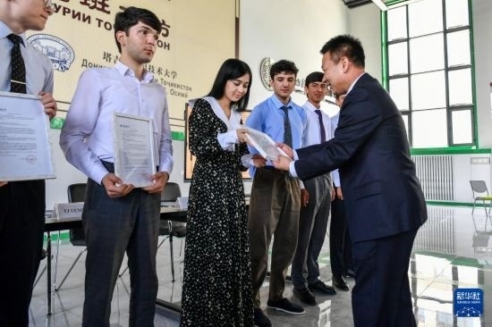 7月3日，在塔吉克斯坦首都杜尚別，天津城市建設(shè)管理職業(yè)技術(shù)學(xué)院的負(fù)責(zé)人為魯班工坊赴華留學(xué)生頒發(fā)錄取通知書(shū)。新華社記者 曹陽(yáng) 攝