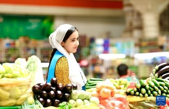 這是7月3日在塔吉克斯坦首都杜尚別大巴扎內(nèi)拍攝的營(yíng)業(yè)者。新華社記者 姚大偉 攝