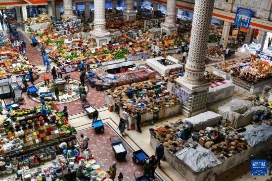 這是6月27日在塔吉克斯坦首都杜尚別拍攝的大巴扎內(nèi)景。新華社記者 曹陽(yáng) 攝