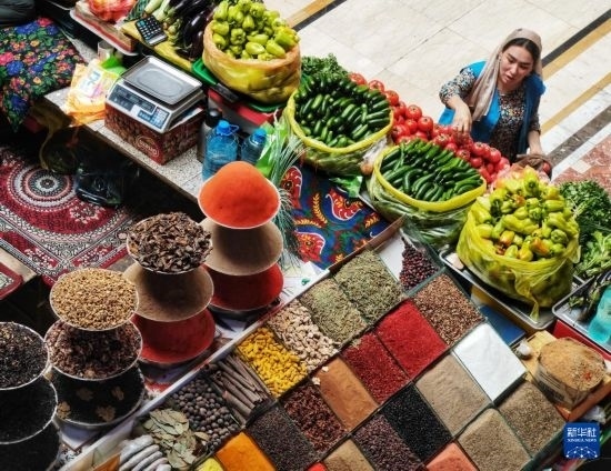 這是7月3日在塔吉克斯坦首都杜尚別拍攝的大巴扎內(nèi)景。新華社記者 燕雁 攝