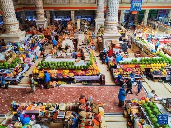 這是7月3日在塔吉克斯坦首都杜尚別拍攝的大巴扎內(nèi)景。新華社記者 燕雁 攝