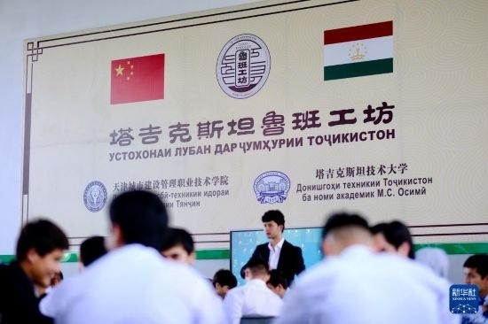 6月14日，學(xué)生們?cè)谒怂固故锥级派袆e的魯班工坊內(nèi)學(xué)習(xí)。新華社記者 鄭開(kāi)君 攝