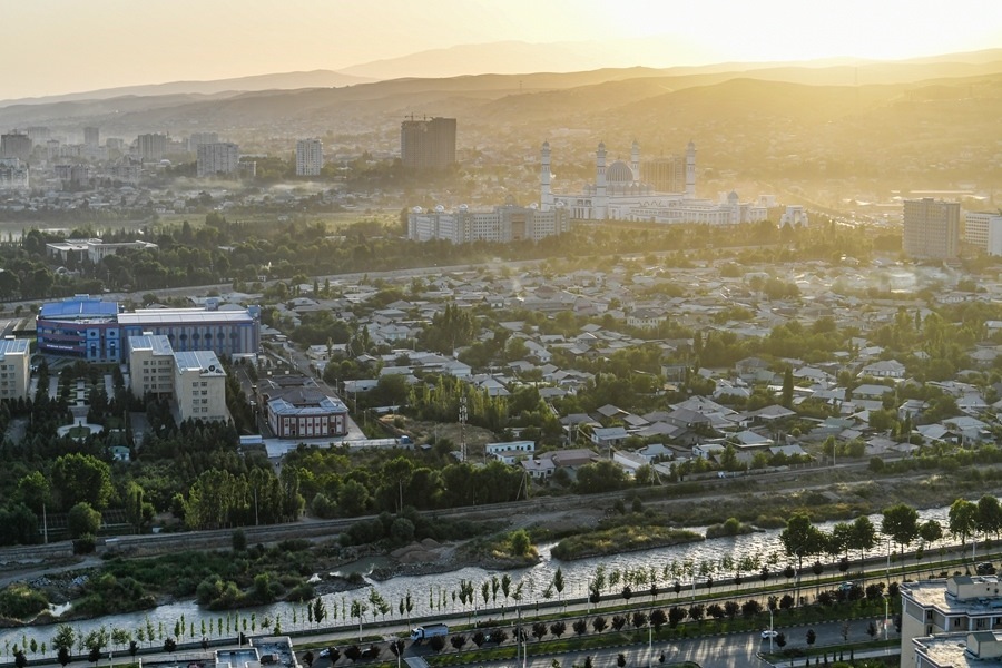 這是2024年6月26日拍攝的塔吉克斯坦首都杜尚別城市風(fēng)光。新華社記者 曹陽(yáng) 攝