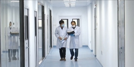 中國科學(xué)院贛江創(chuàng)新研究院科研人員在交流。（贛州市贛縣區(qū)融媒體中心供圖）