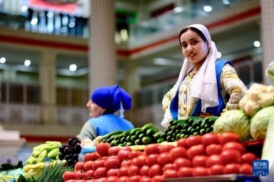 這是6月13日在塔吉克斯坦首都杜尚別大巴扎內(nèi)拍攝的營(yíng)業(yè)者。新華社記者 鄭開(kāi)君 攝