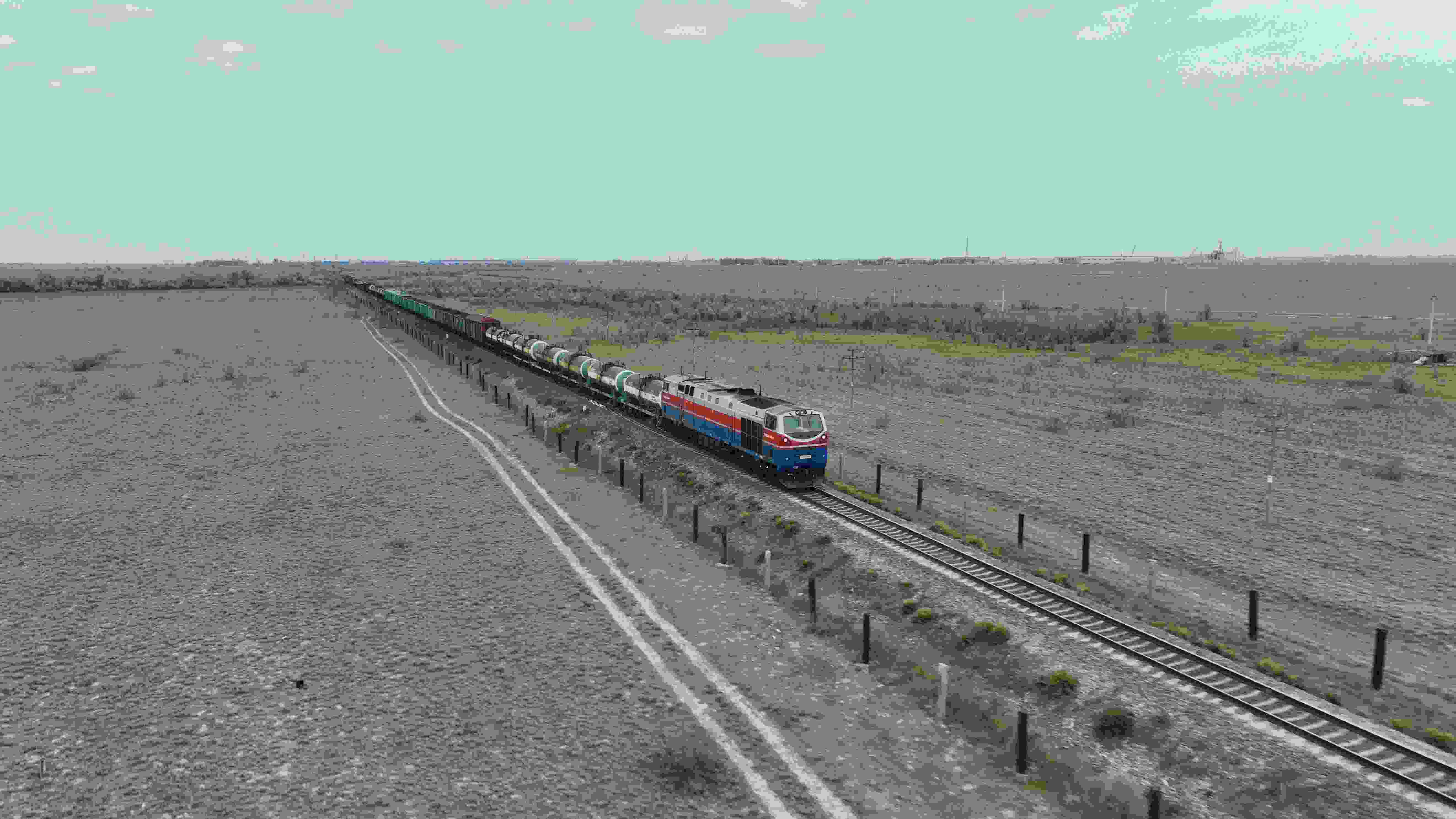 △ 2023年5月12日，在哈薩克斯坦阿拉木圖附近，貨運(yùn)列車馳騁于阿拉木圖與中國(guó)霍爾果斯間（無人機(jī)照片）。