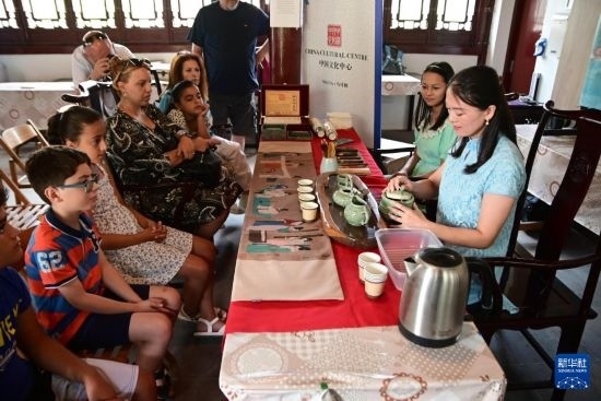 7月4日，在馬耳他桑塔露琪亞市的中國古典園林“靜園”，人們欣賞中國茶藝表演。新華社發(fā)（喬納森·博格 攝）