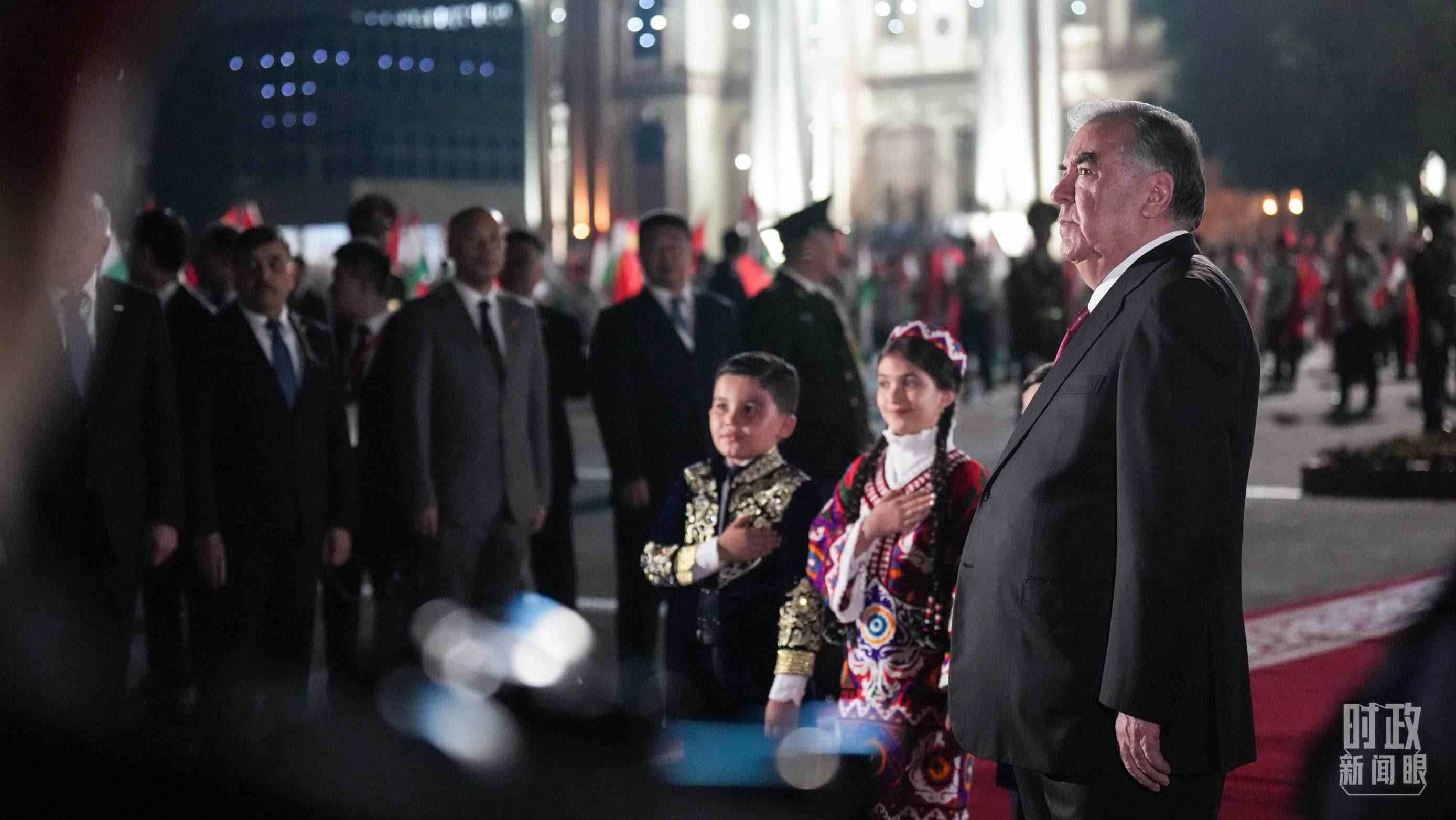 △拉赫蒙總統(tǒng)在機(jī)場(chǎng)迎接習(xí)主席。（總臺(tái)記者李晉拍攝）