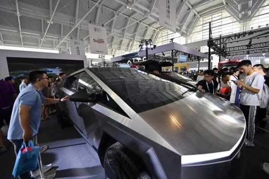 在天津舉行的2024世界智能產(chǎn)業(yè)博覽會上，觀眾在特斯拉展臺參觀（6月22日攝）。新華社記者 李然 攝