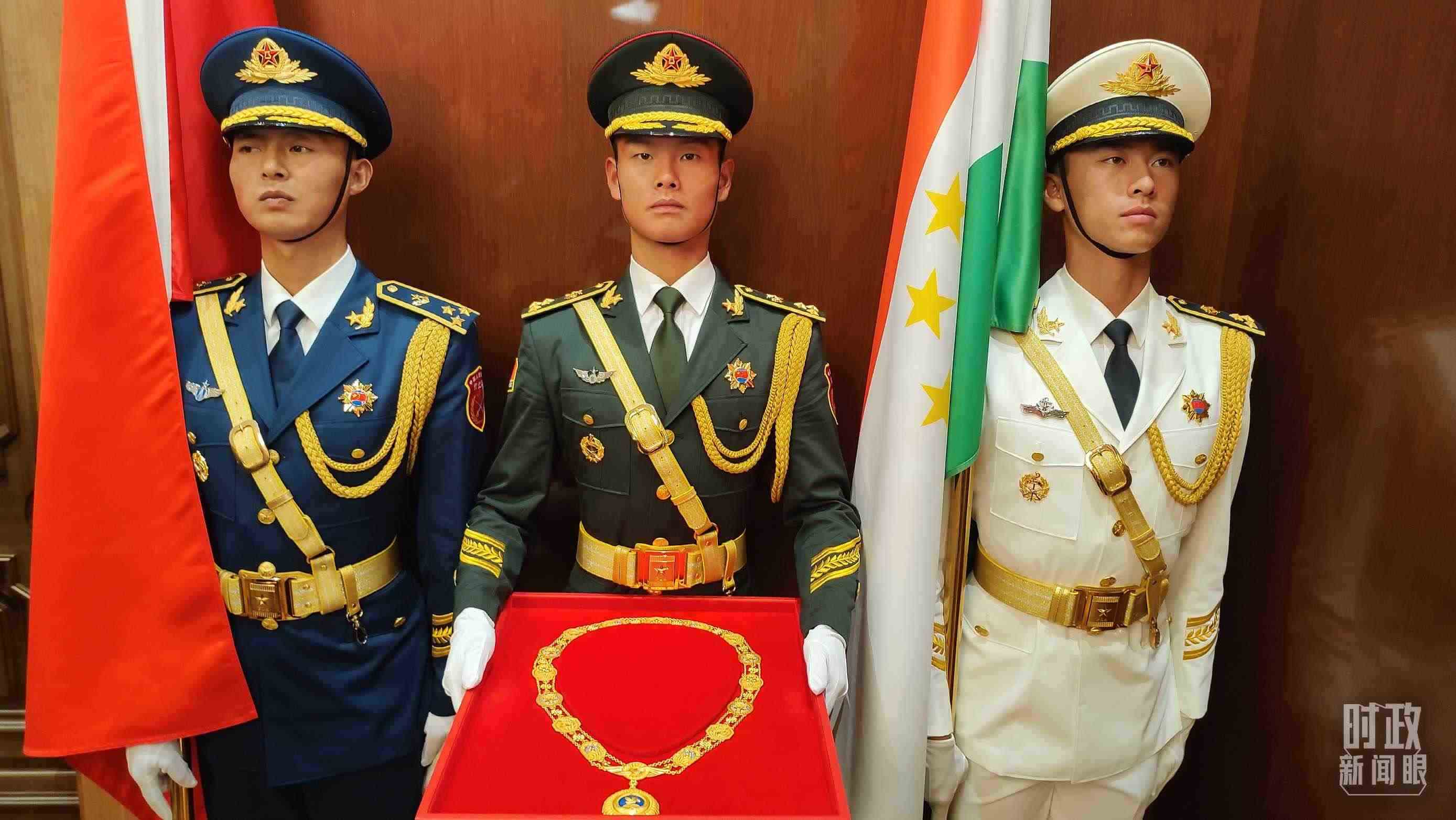 △中方儀仗兵護(hù)送“友誼勛章”入場(chǎng)。（總臺(tái)央視記者薛冠南拍攝）